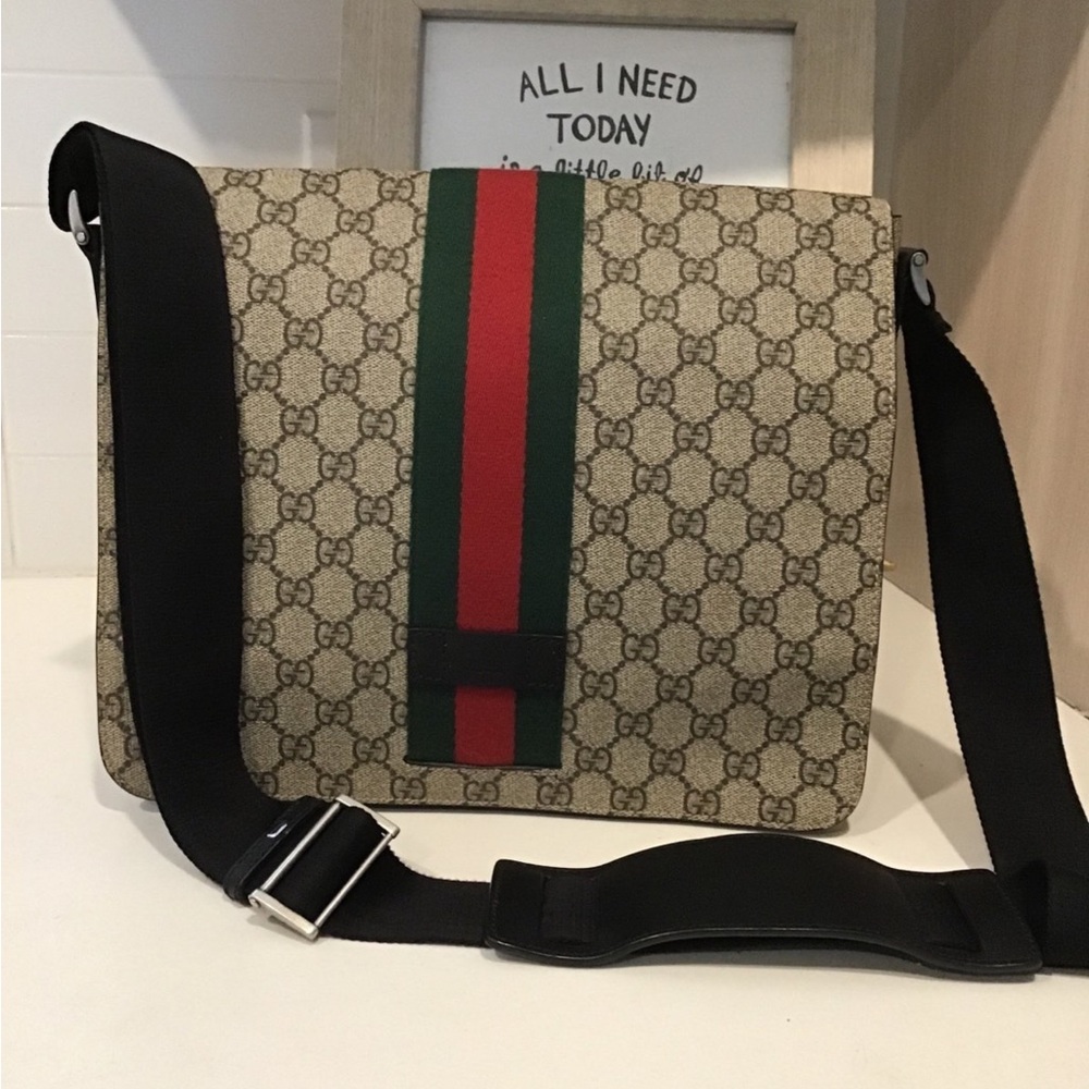 Gucci Web supreme GG Messenger Bag